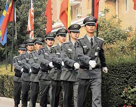 在小區(qū)門口發(fā)生搶劫事件時，物業(yè)保安是否負有相關責任